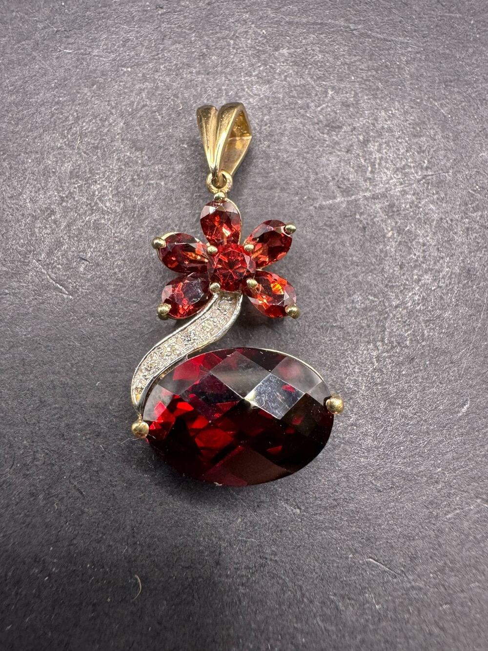 10k Yellow Gold Garnet Flower Pendant Oval Cut Stone Necklace Fine Jewelry